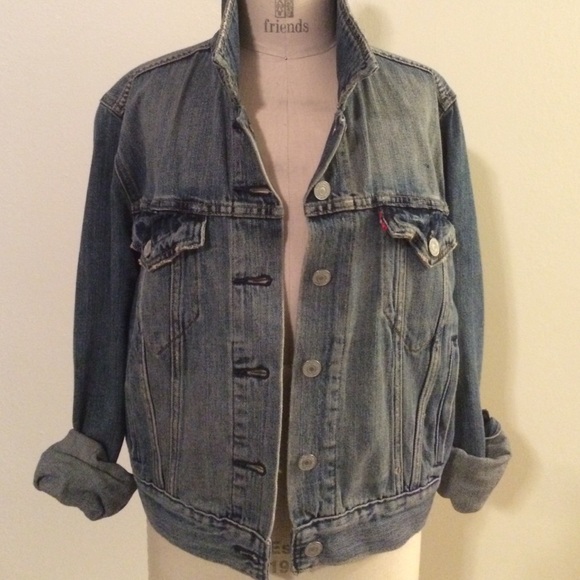 Levi's Jackets & Blazers - Levi's classic trucker jacket