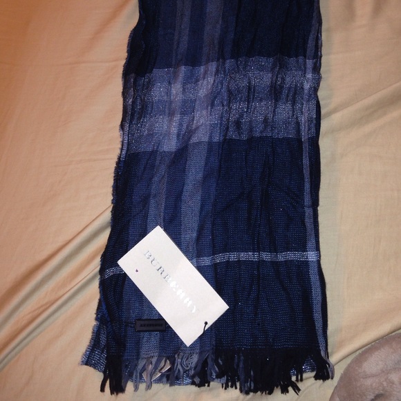 SOLD 🚫 Navy shiny Burberry scarf - Picture 1 of 3
