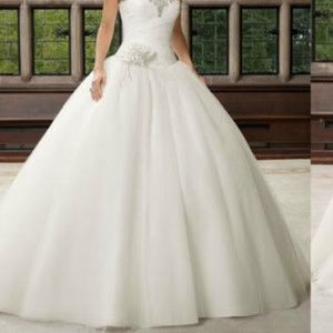 New white wedding gown size 8