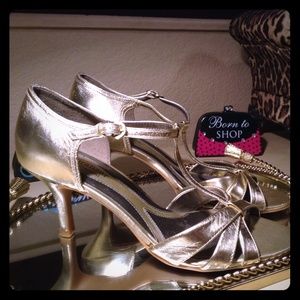 Naturalizer Shoes - Gold Strappy Heels NWOT Naturalizer Shoes - Gold Strappy Heels NWOT