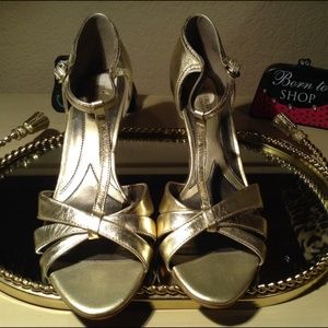 Naturalizer Shoes - Gold Strappy Heels NWOT Naturalizer Shoes - Gold Strappy Heels NWOT