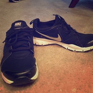 NIKE SIZE 7 TRAINING SHOES