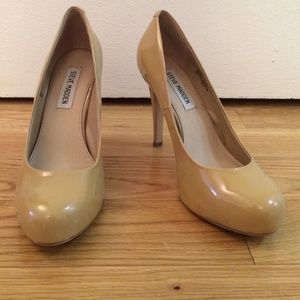 Nude pumps