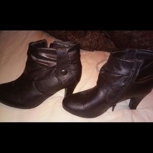 Black booties with heel