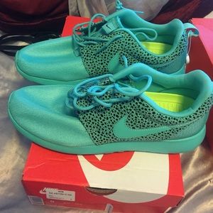 Nike cheetah Roshe runs