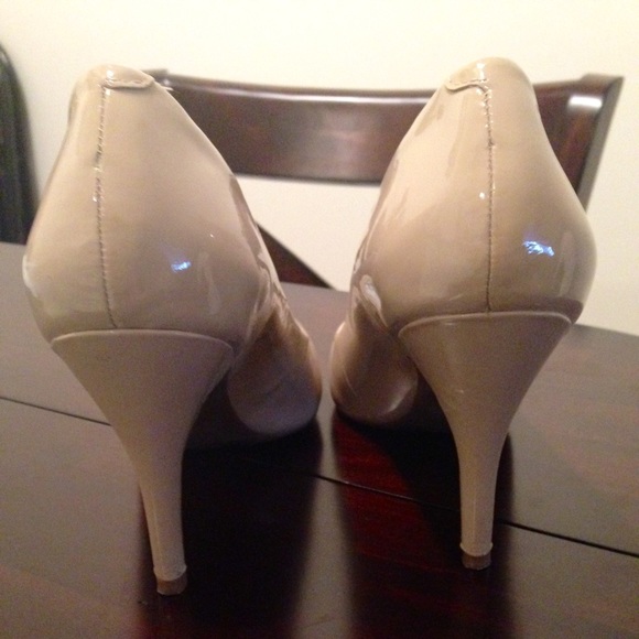 *SOLD***** Jessica Simpson Nude Pumps - Picture 2 of 4