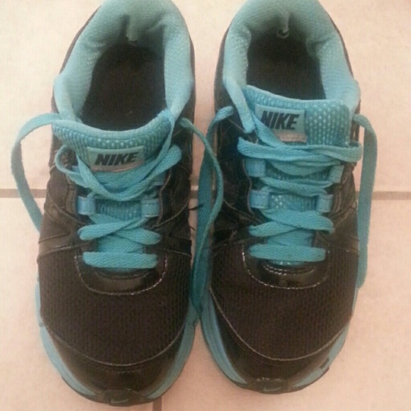 *REPOSH* Super cute teal Nike reax.