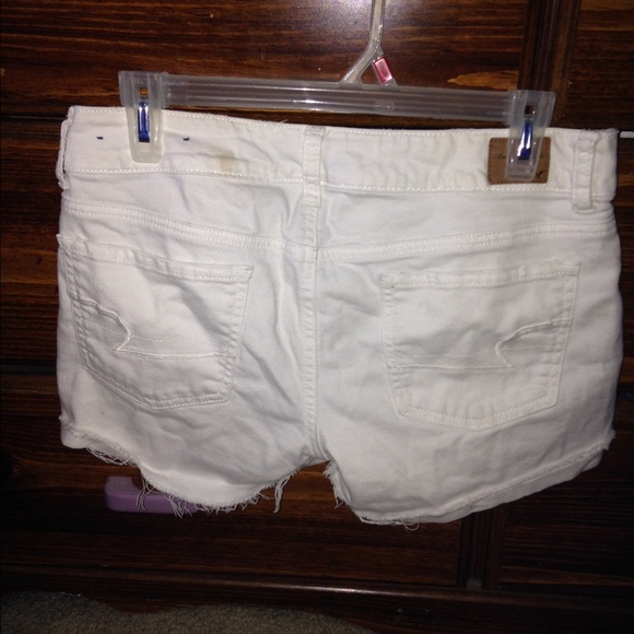 AMERICAN EAGLE WHITE SHORTS