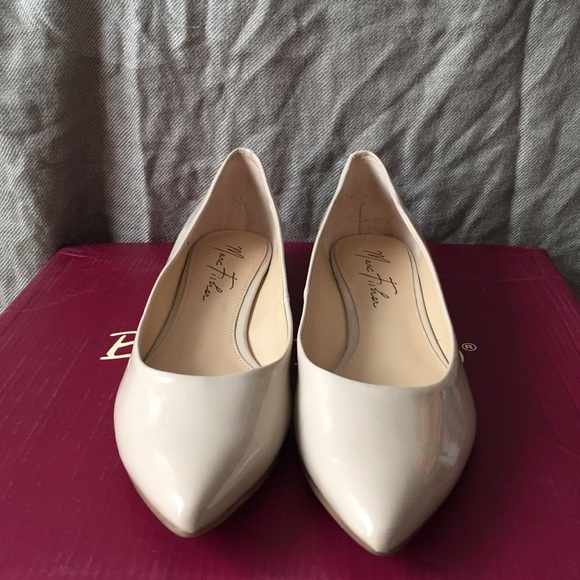 Shiny nude flats