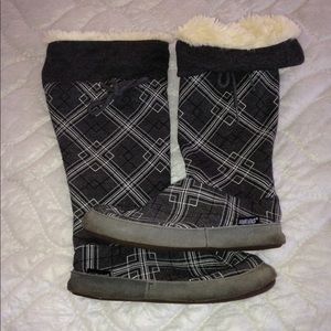 Like new muk luks slipper boots