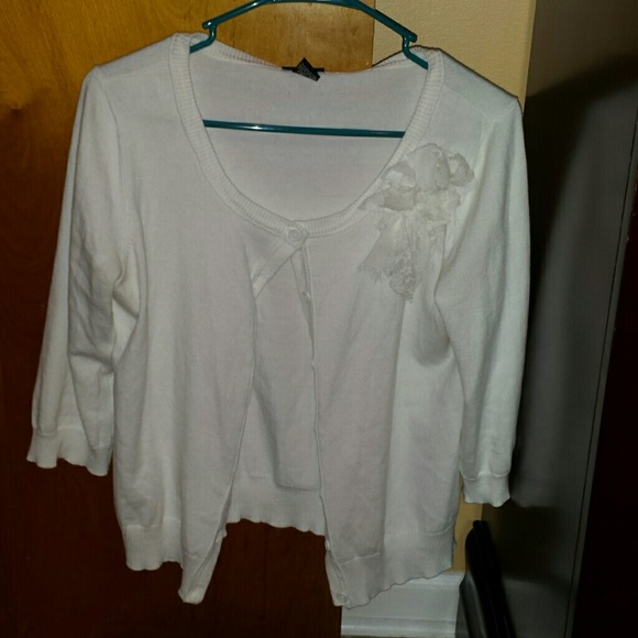 Rue 21 white cardigan w/ lace detailing