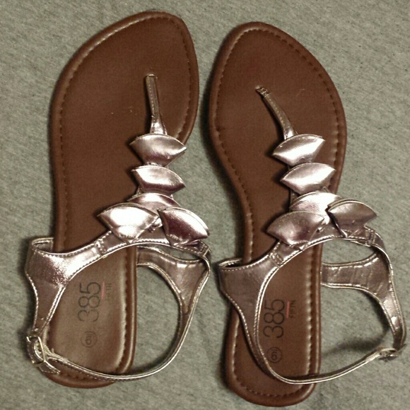 Women's size 9 silver metallic sandals