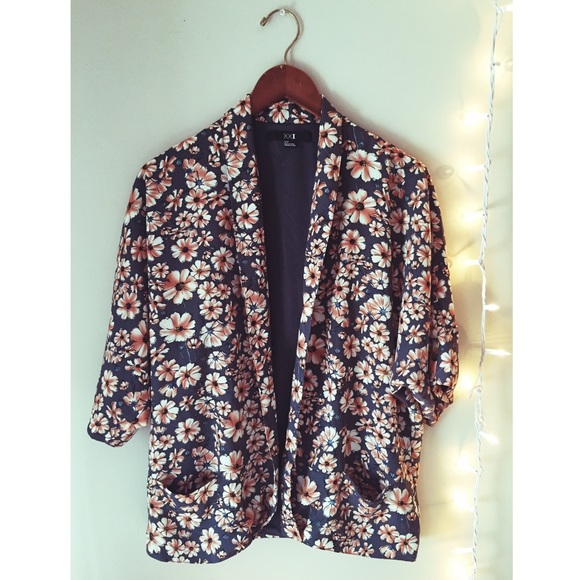 ✨HOST PICK✨ Forever 21 Flower Kimono - Picture 2 of 3