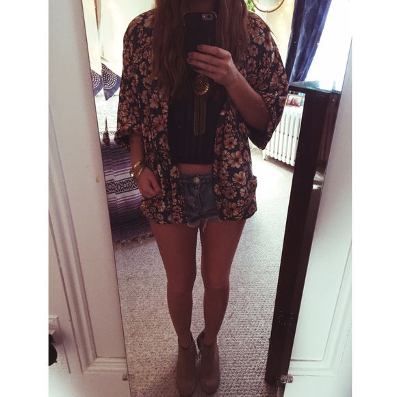 ✨HOST PICK✨ Forever 21 Flower Kimono - Picture 3 of 3