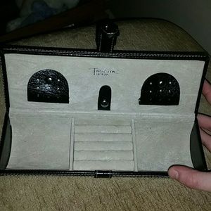 Jewelry carrier for traveling