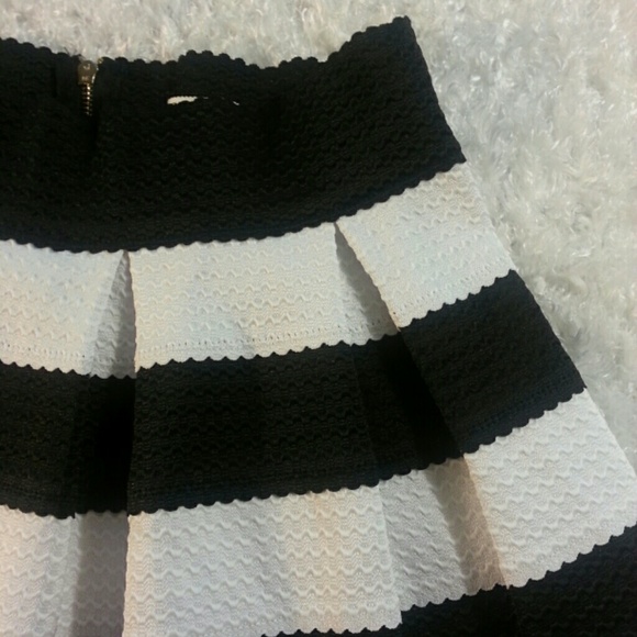 HP 3/18! Beautiful black and white skirt - Picture 3 of 3
