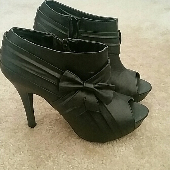 Open toe booties - Picture 2 of 3