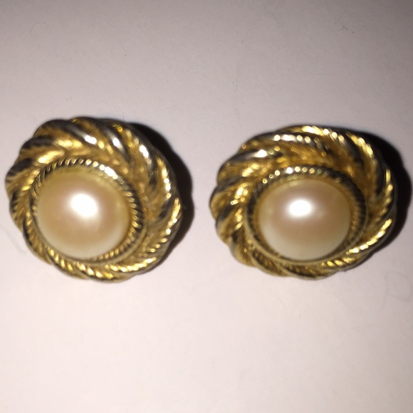 Gold/ Pearl Fashion Earrings