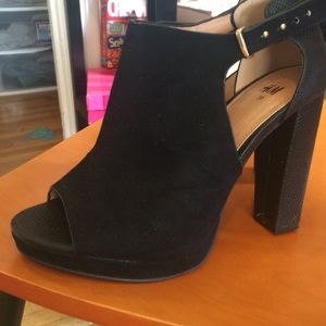 Super cute black heels
