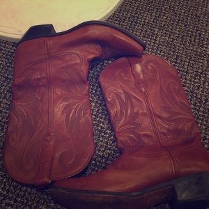 Gently worn terracotta colored cowboy boots!