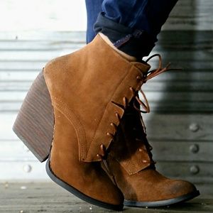 NWT Very Volatile Arlington Wedge Bootie in Tan