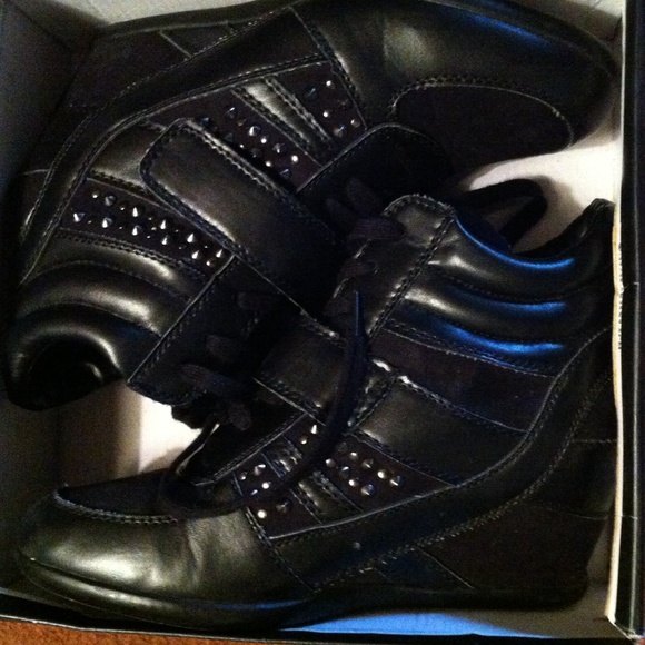 Black wedge sneakers