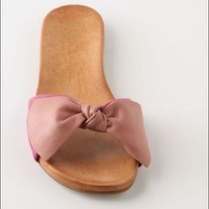 Pink leather bow sandals