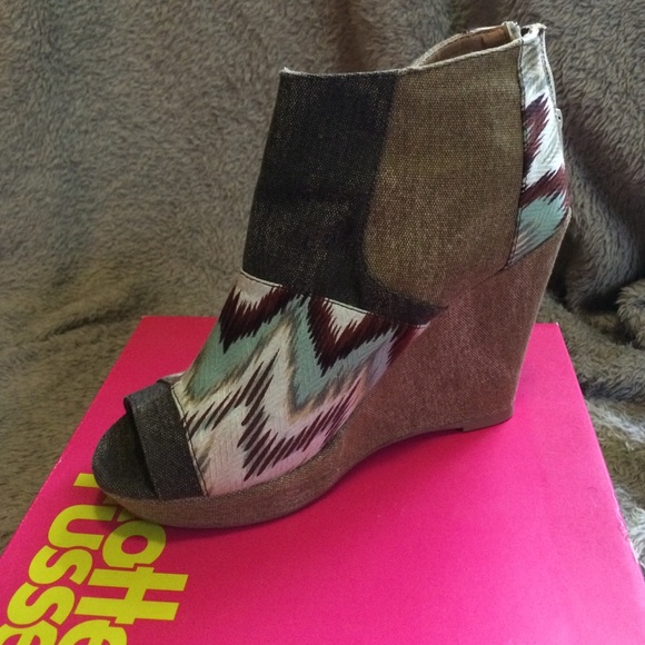 Tribal print wedge open toe boogie size 8