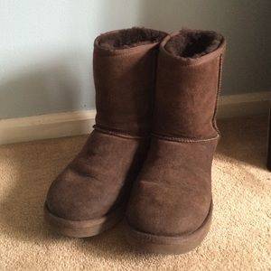 BROWN UGGS