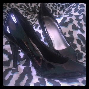 Shiny black pumps