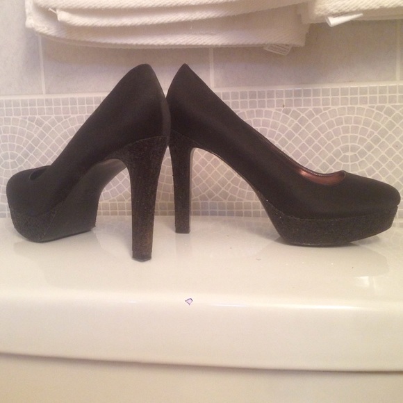 Black Pumps w/ glitter heel and bottom