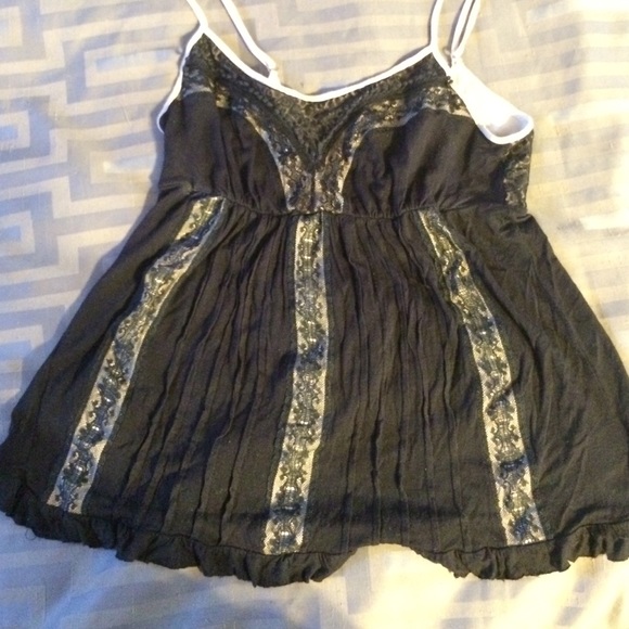 Flowy Lace-detailed Tank - Picture 3 of 3