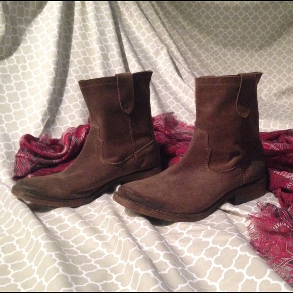 ZIGI SOHO tan suede booties mid ankle height