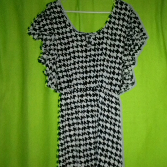 Black & white Houndstooth ruffled sleeve top