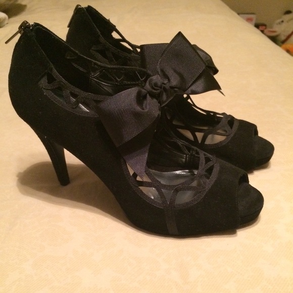WHBM Elegant Black Bow Heel size 8
