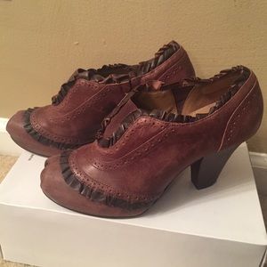 Schuler & Sons ruffle booties!