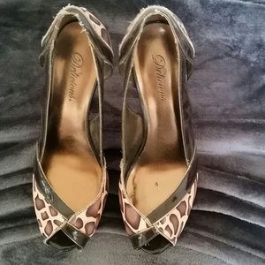 Heeled leopard print shoes