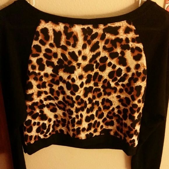 Long sleeve leopard crop top