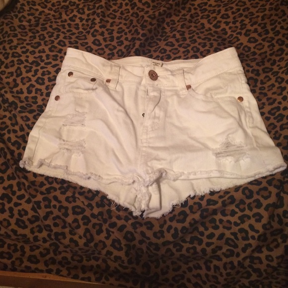 Super cute ,High waisted white shorts