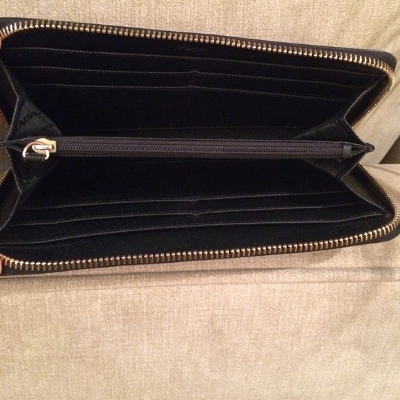 💢💥FINAL SALE💢💥DKNY Black Zip Around Wallet - Picture 2 of 4