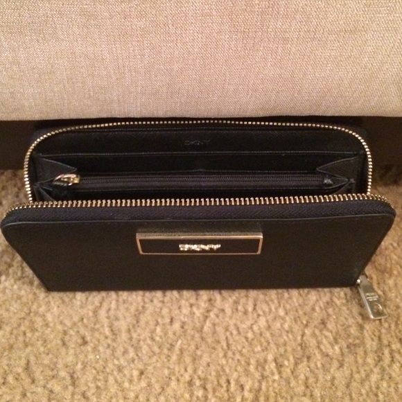 💢💥FINAL SALE💢💥DKNY Black Zip Around Wallet - Picture 3 of 4