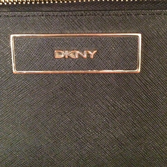 💢💥FINAL SALE💢💥DKNY Black Zip Around Wallet - Picture 4 of 4