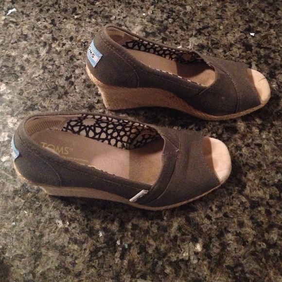 👡 🎀 TOMS Wedges size 5 W 👡🎀