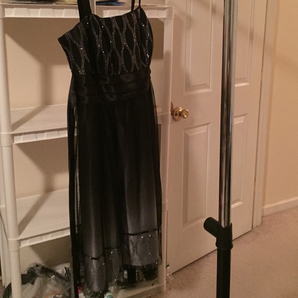 Dresses & Skirts - Black Mid-length Party / Prom Dress