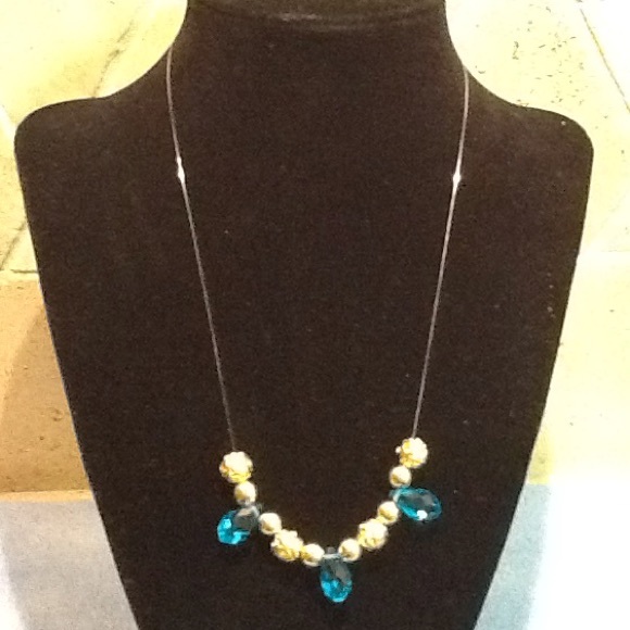 Beautiful Aqua blue crystal necklace w/gold tone