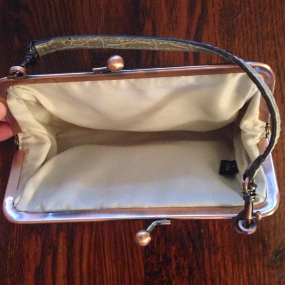 Guess patterned clutch - Picture 3 of 3