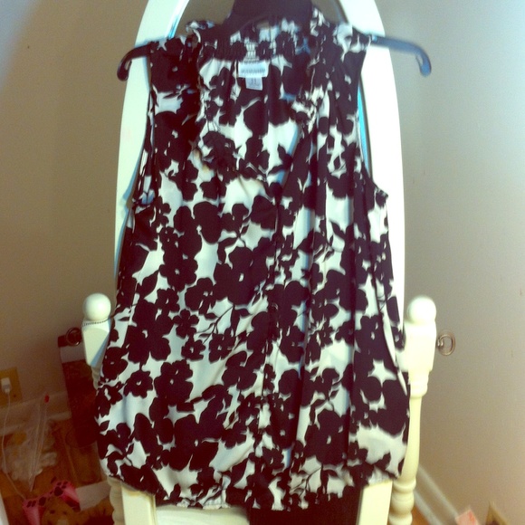 Dressy sleeveless maternity top