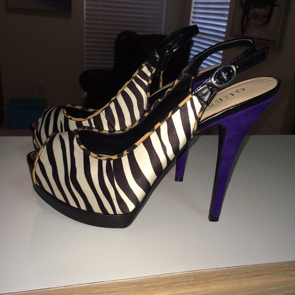 GUESS <3 - Picture 2 of 4