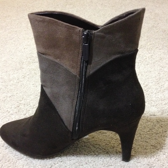 Short boots picture not true to color - Picture 2 of 4