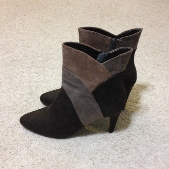 Short boots picture not true to color - Picture 3 of 4